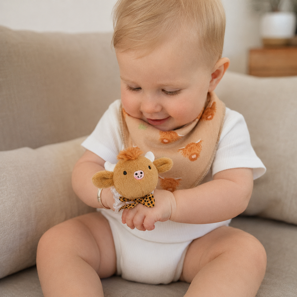 Ziggle Baby plišasta zapestna ropotuljica - kravica