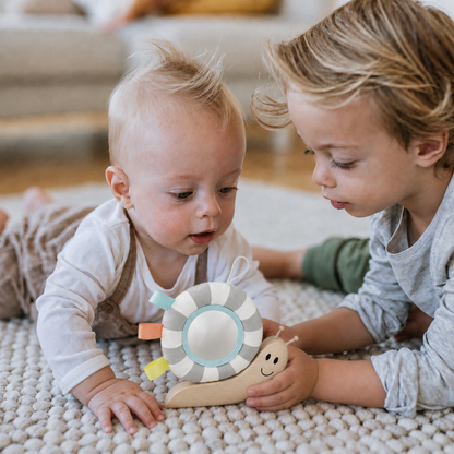 Hape Polžek z ogledalom in ropotuljico – obesek za voziček