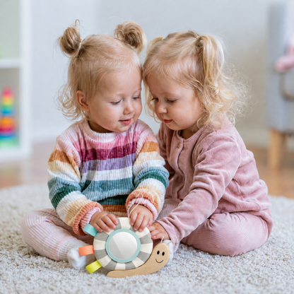Hape Polžek z ogledalom in ropotuljico – obesek za voziček