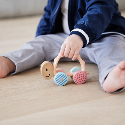 Hape Prva želvica – igrača za potiskanje