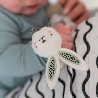 Ziggle Baby plišasta zapestna ropotuljica - zajček