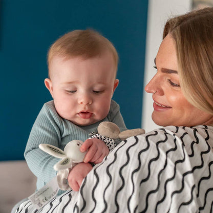 Ziggle Baby plišasta zapestna ropotuljica - zajček