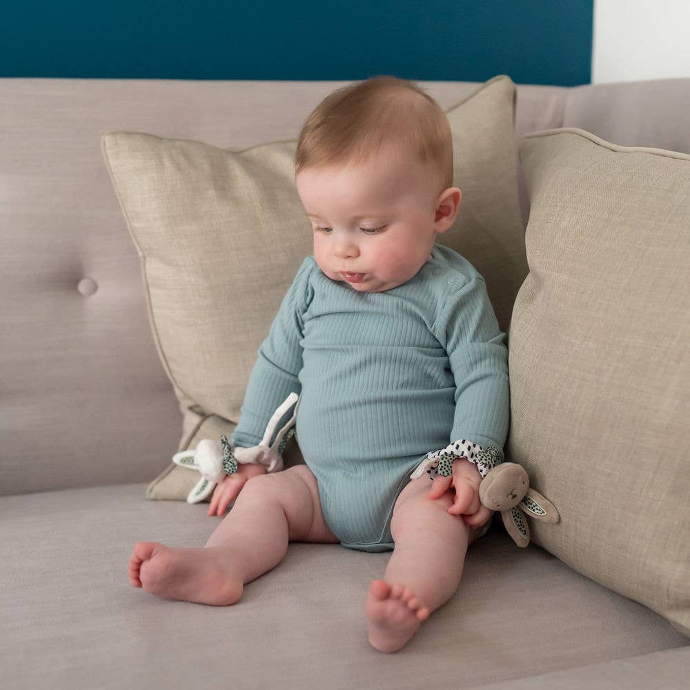 Ziggle Baby plišasta zapestna ropotuljica - zajček
