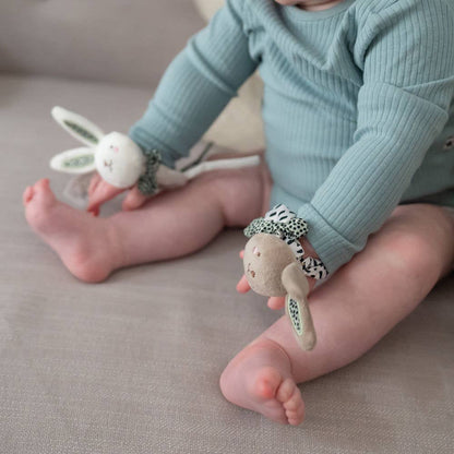 Ziggle Baby plišasta zapestna ropotuljica - zajček