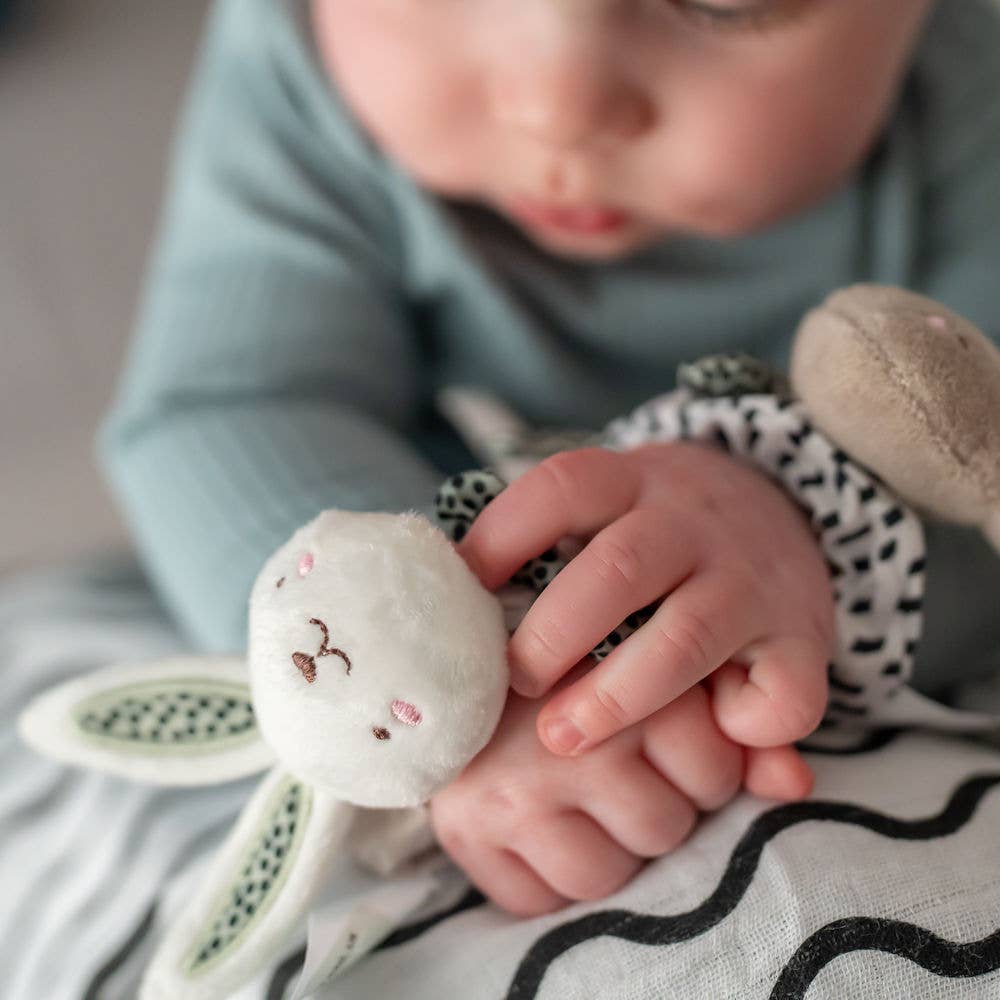 Ziggle Baby plišasta zapestna ropotuljica - zajček